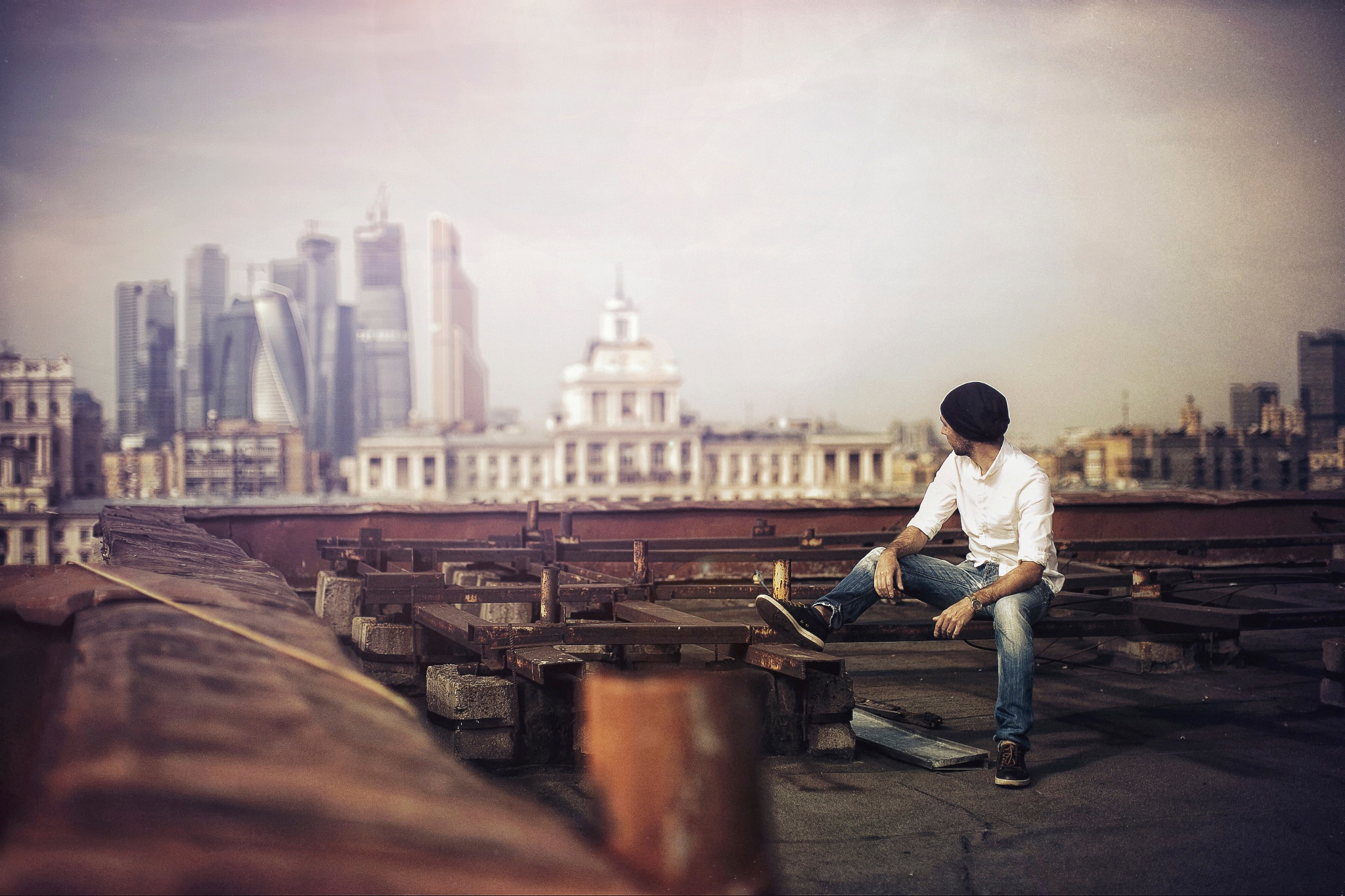 Как мог страдать город. Одиночество в городе. Мужская фотосессия на крыше. Одинокий человек в городе. Человек на фоне города.