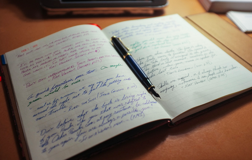 Ведение дневника. Блокнот для записей. Записывать идеи. Раскрытый блокнот с записями. Практика ведения дневника
